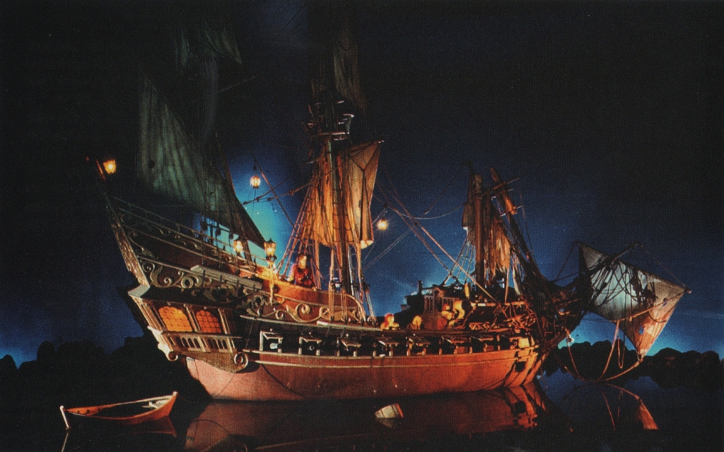 Retired carpenter builds custom pirate ship as pandemic project